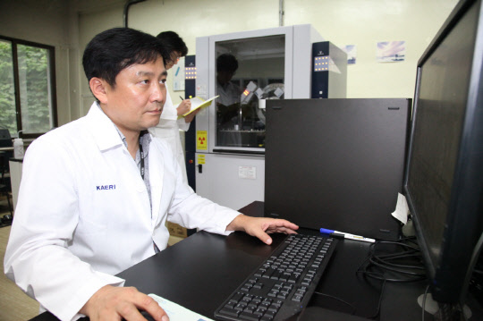 임상화 원자력연 박사가 원자로 내 융용물의 정확한 상태를 파악하는 데 활용할 수 있는 우라늄-지르코늄 산화물 샘플 데이터에 대한 분석 실험을 하고 있다. 원자로 내 융용물의 정확한 상태를 파악하는 데 기술로 활용할 수 있다.   원자력연 제공